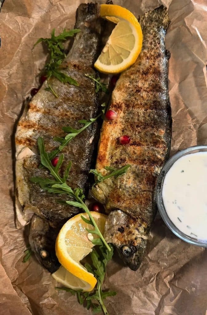 Форель гриль с соусом мацони